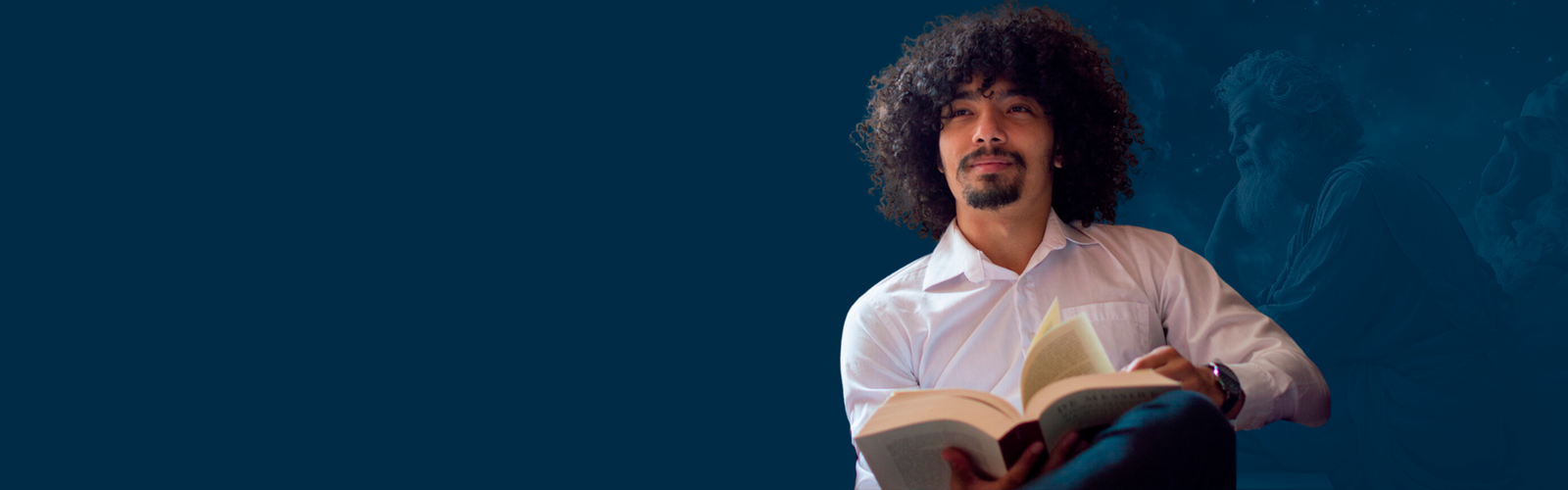 Prof. Danilo Drumond com um livro